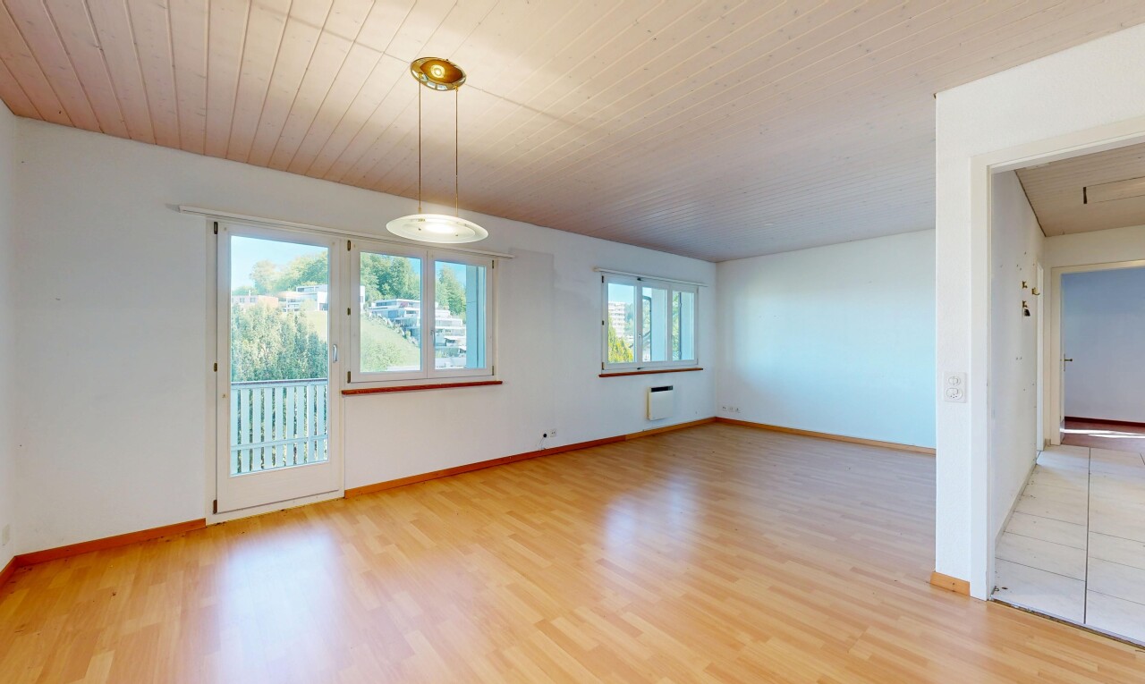 leerer raum mit natürliches licht, natural light, holzfußboden, wood finish floor, und inside property