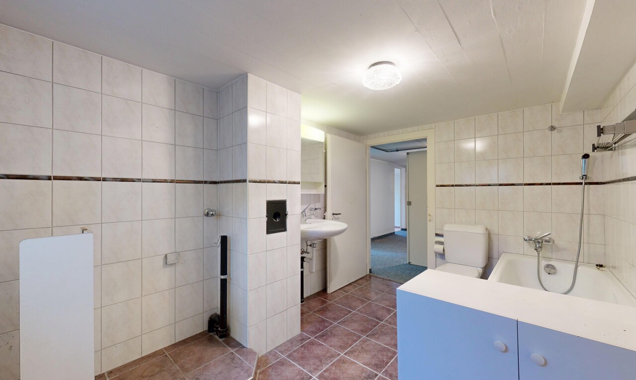 bad mit tile wall, fliesenwand, bad, komplettes badezimmer, und inside property