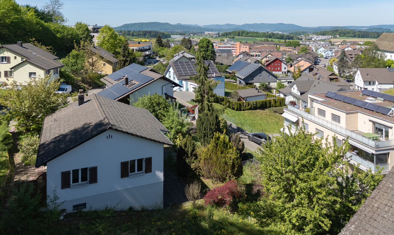 außenansicht mit residential view, wohngebietblick, stuckverkleidung, day time, und mountain view