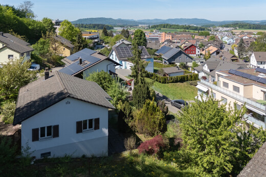 außenansicht mit residential view, wohngebietblick, stuckverkleidung, day time, und mountain view