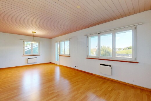 pièce vide avec wood finish floor, sol en finition bois, baseboards wall, drywall, et plinthes murales