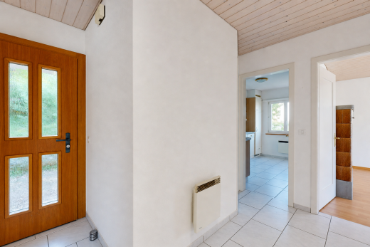 couloir avec inside property, wood ceiling, plafond en bois, natural light, et lumière naturelle