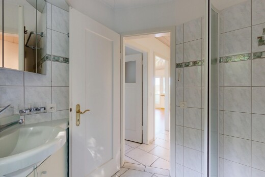 salle de bains avec lavabo (ou coiffeuse selon le contexte), miroir, évier, tile floor, et sol en carrelage