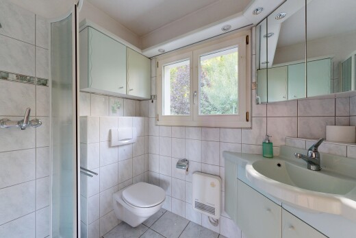 bad mit schminktisch, spiegel, komplettes badezimmer, fliesenboden, und tile floor