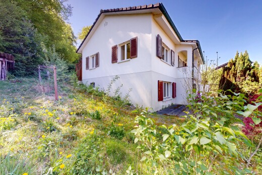 façade avec bardage en stuc, property visible, balcon, et day time