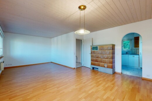 leerer raum mit gewölbte gehwege, natural light, natürliches licht, wood finish floor, und holzfußboden