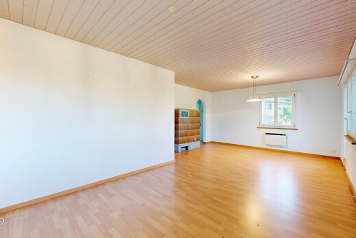pièce vide avec wood finish floor, sol en finition bois, inside property, drywall, et cloison sèche