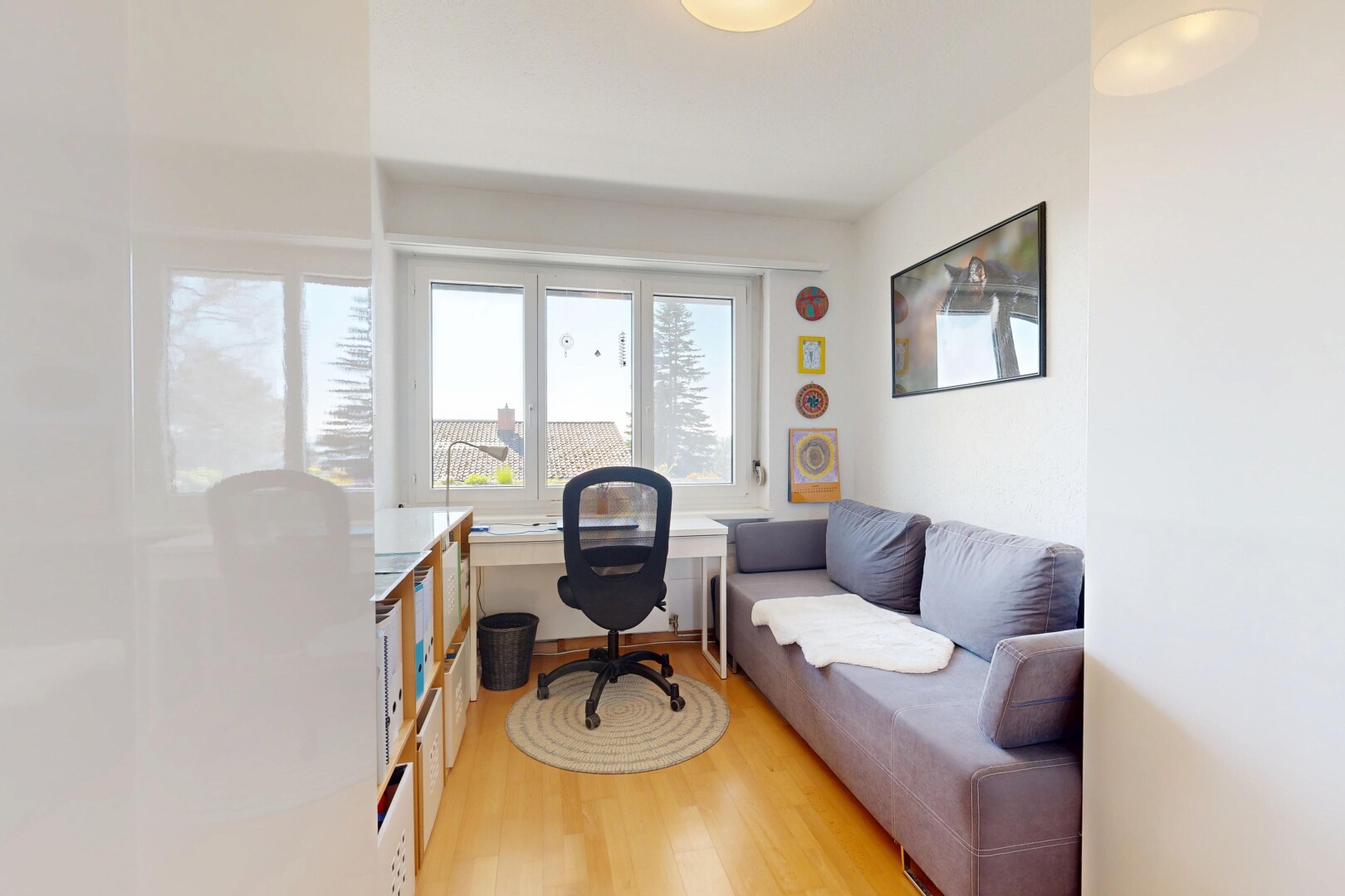 salon avec natural light, lumière naturelle, wood finish floor, sol en finition bois, et espace bureau