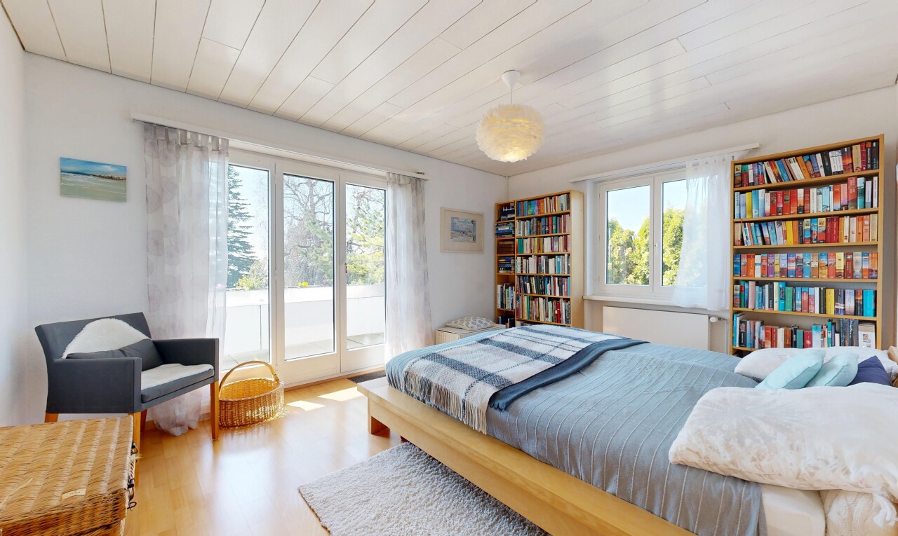 chambre avec accès à l'extérieur, inside property, cloison sèche, drywall, et lumière naturelle