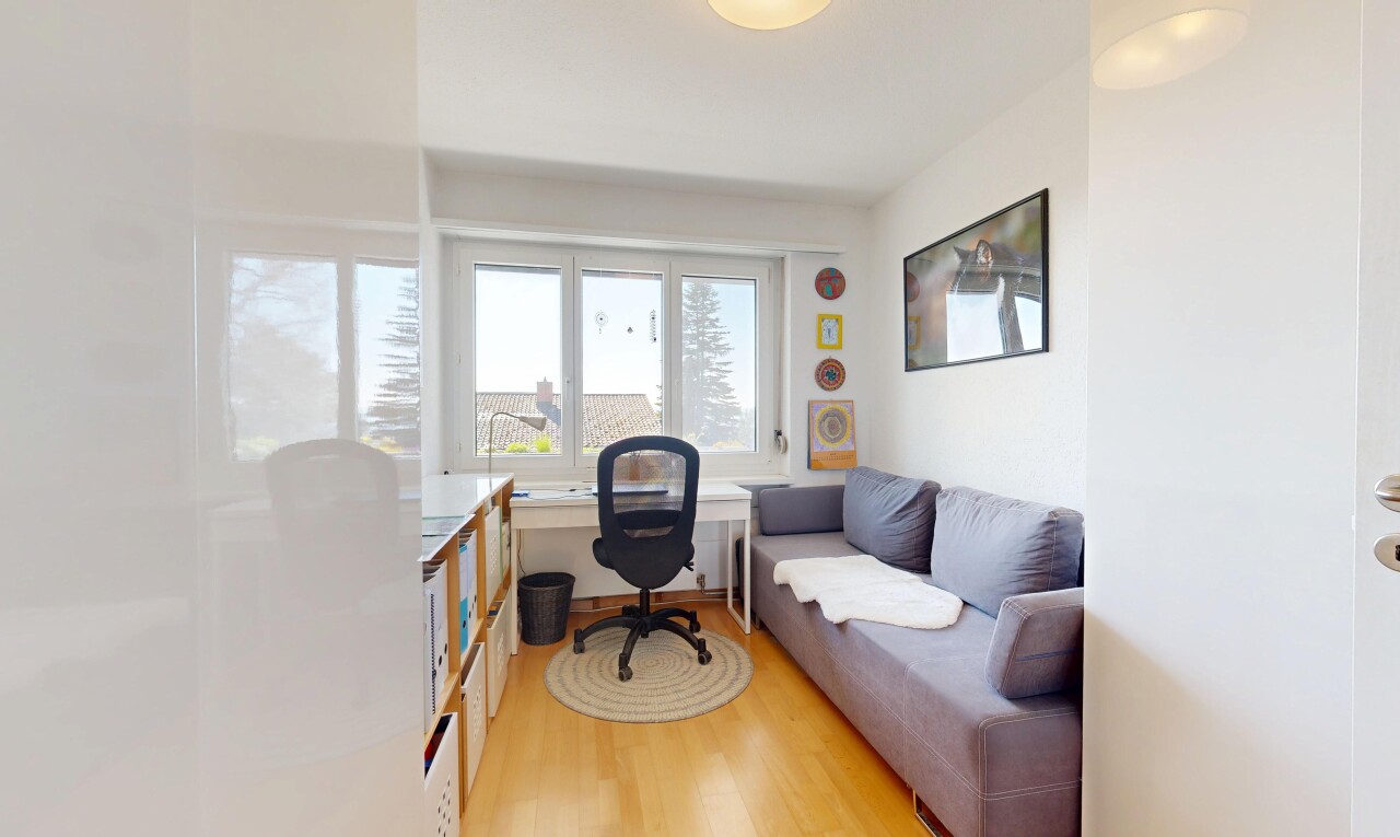 salon avec natural light, lumière naturelle, wood finish floor, sol en finition bois, et espace bureau