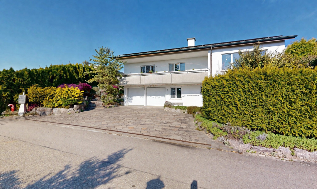 façade avec day time, allée, garage intégré, property visible, et bardage en stuc