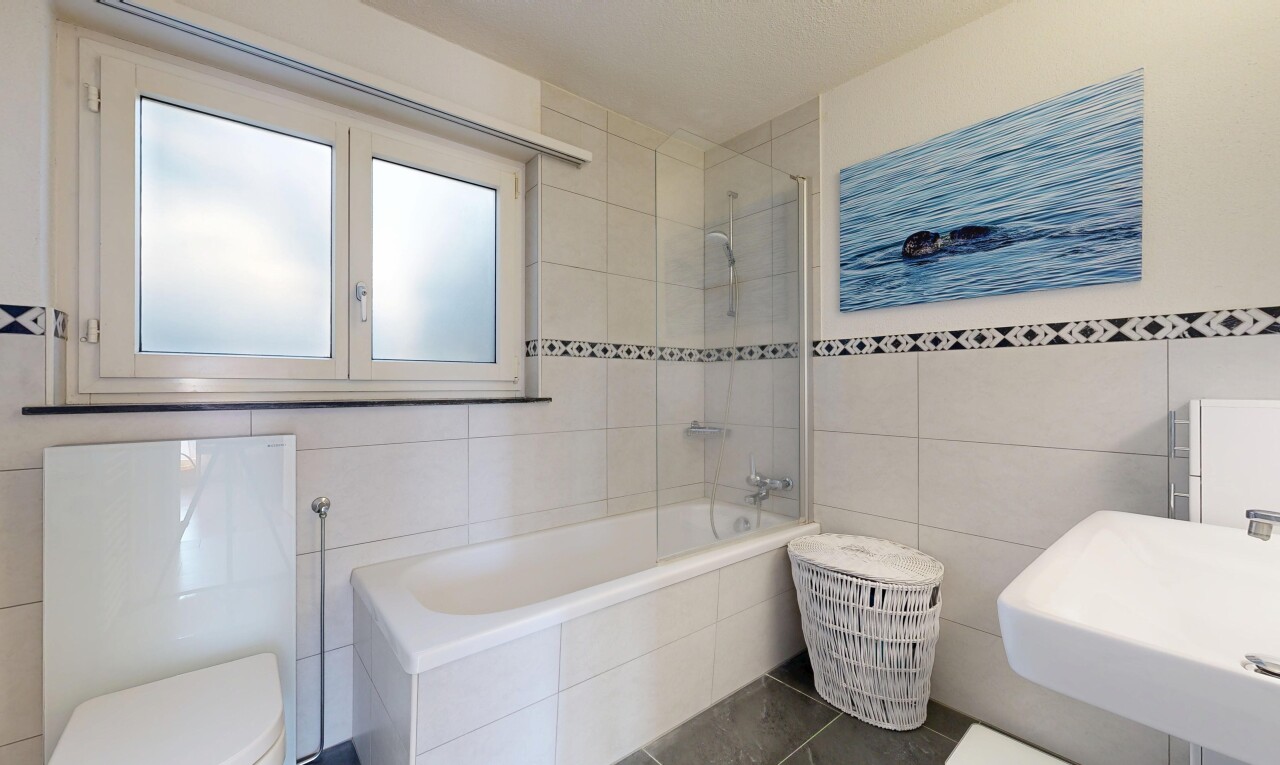 salle de bains avec mur en carrelage, tile wall, salle de bain complète, douche-bain combinés, et inside property
