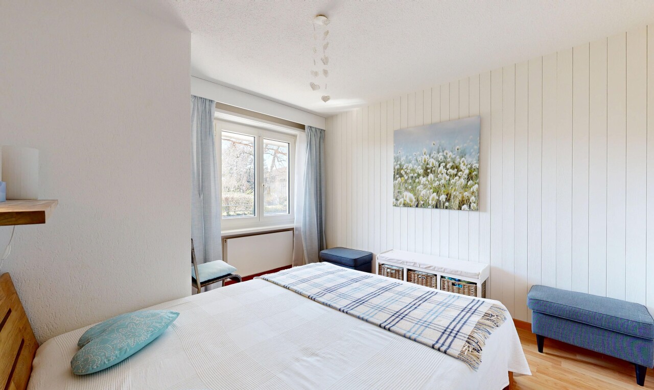 chambre avec inside property, wood finish floor, sol en finition bois, natural light, et lumière naturelle