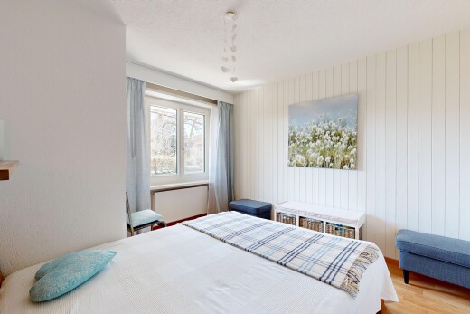 zimmer / schlafzimmer mit inside property, wood finish floor, holzfußboden, natural light, und natürliches licht