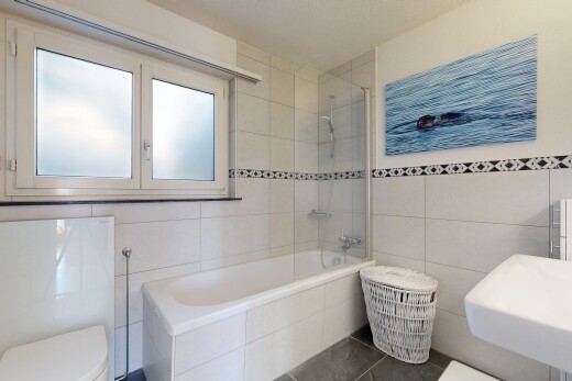 salle de bains avec mur en carrelage, tile wall, salle de bain complète, douche-bain combinés, et inside property