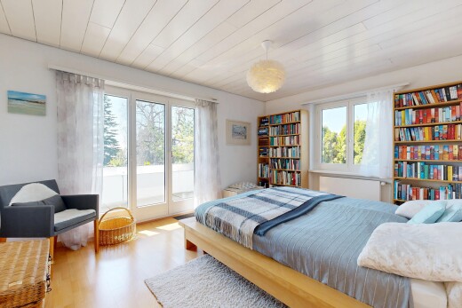 zimmer / schlafzimmer mit außenzugang, inside property, gipskartonwand, drywall, und natürliches licht