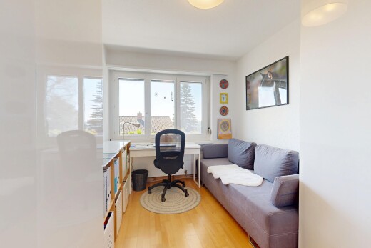 salon avec natural light, lumière naturelle, wood finish floor, sol en finition bois, et espace bureau
