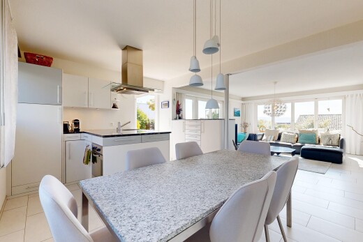 wohn- / esszimmer mit inside property, light floor, natürliches licht, natural light, und bemerkenswerter kronleuchter