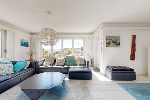 wohnzimmer mit gipskartonwand, drywall, bemerkenswerter kronleuchter, natürliches licht, und natural light