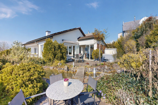 außenansicht mit terrasse, essbereich im freien, day time, property visible, und stuckverkleidung