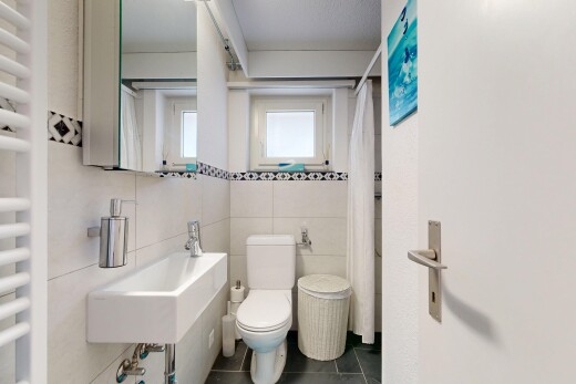 bad mit handtuchwärmer, spiegel, kühler, toilette, und inside property