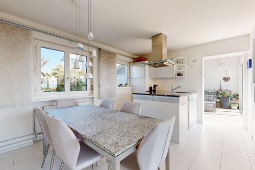 esszimmer mit light floor, inside property, natural light, natürliches licht, und day time