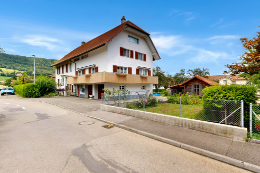 außenansicht mit zaun