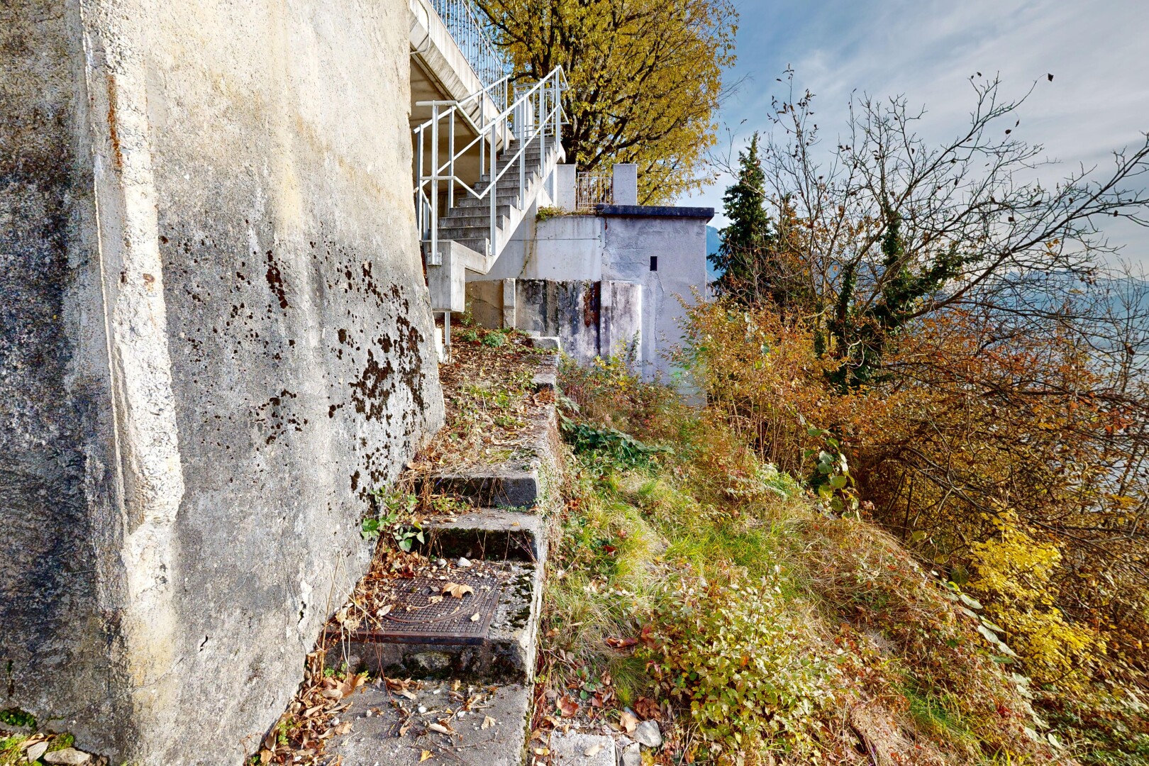 jardin avec day time, property visible, et escaliers