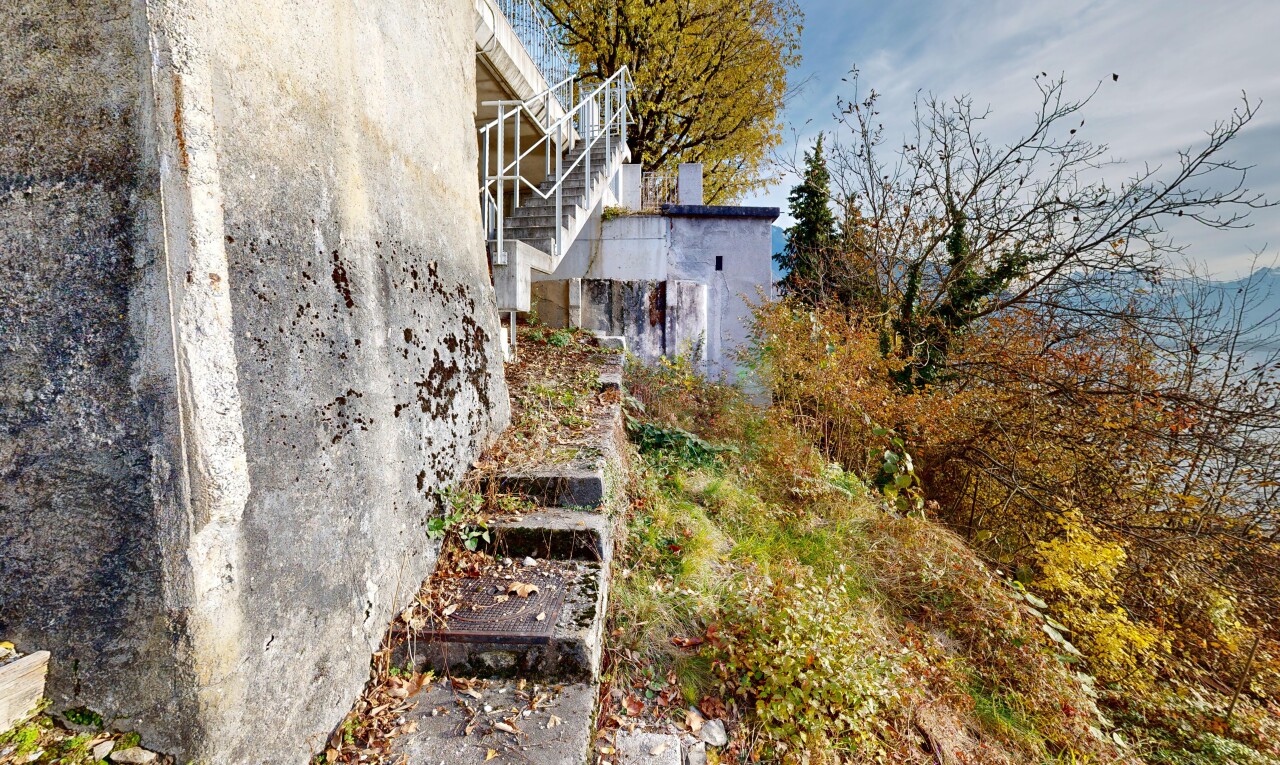 jardin avec day time, property visible, et escaliers