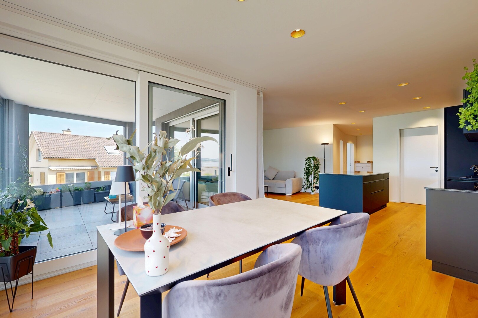 esszimmer mit holzfußboden, wood finish floor, inside property, natürliches licht, und natural light