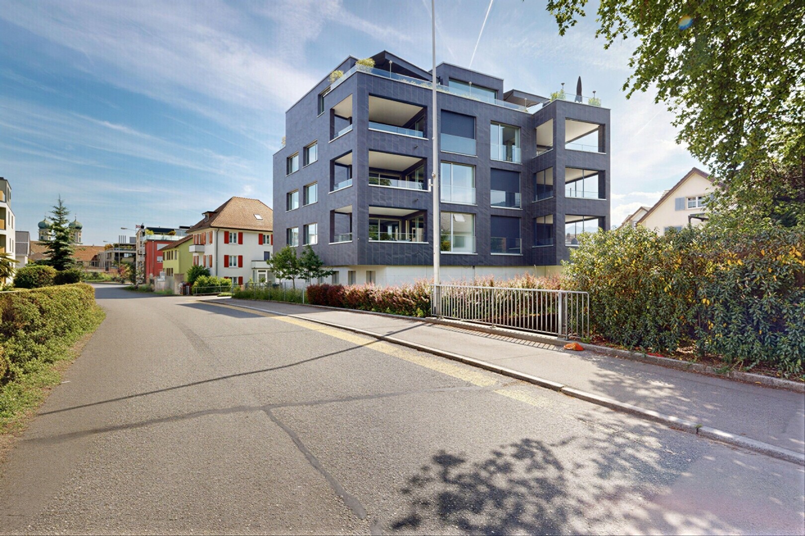 außenansicht mit day time, zaun, blick auf wohnanlage, und apartment complex view