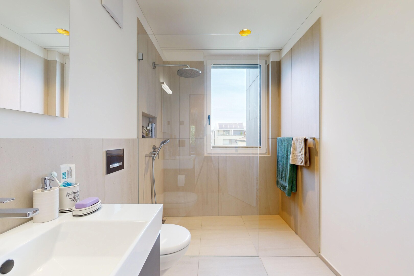 bad mit spiegel, dusche, komplettes badezimmer, toilette, und schminktisch