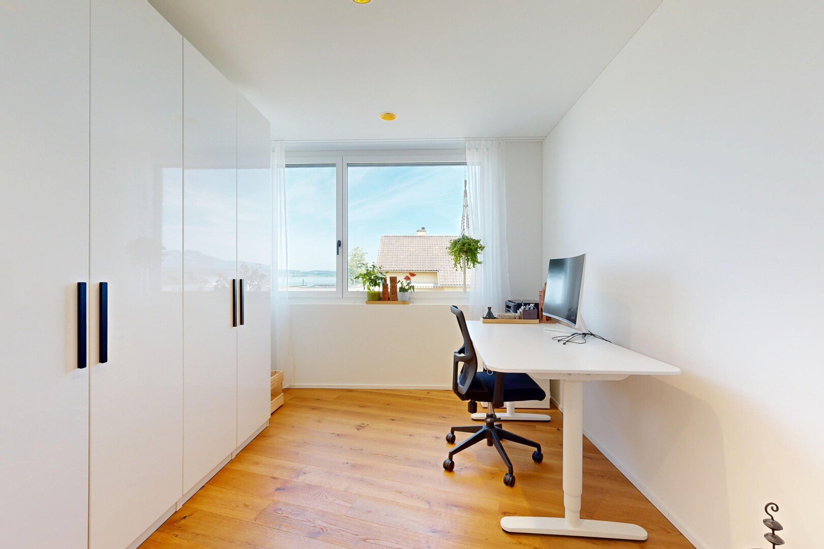 büro mit natural light, natürliches licht, wood finish floor, holzfußboden, und bürobereich
