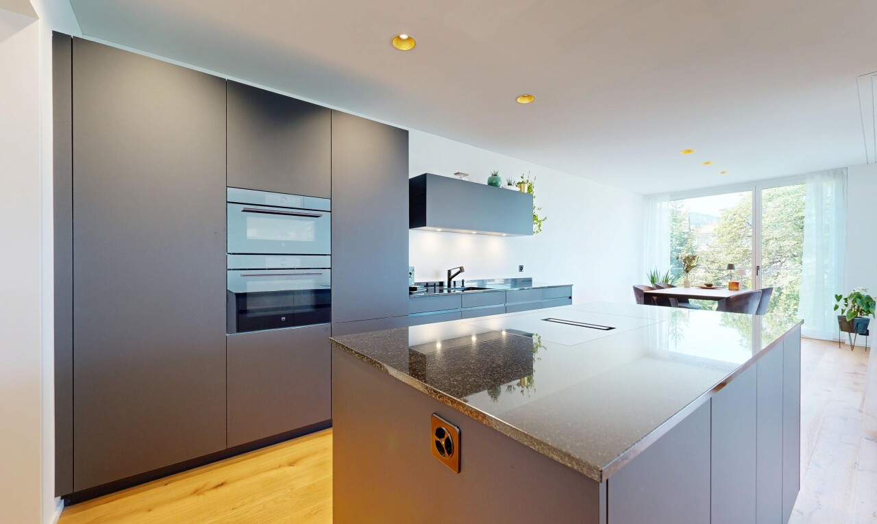 küche mit schränke mit flachen paneelen, flat panel cabinets, holzfußboden, wood finish floor, und light floor