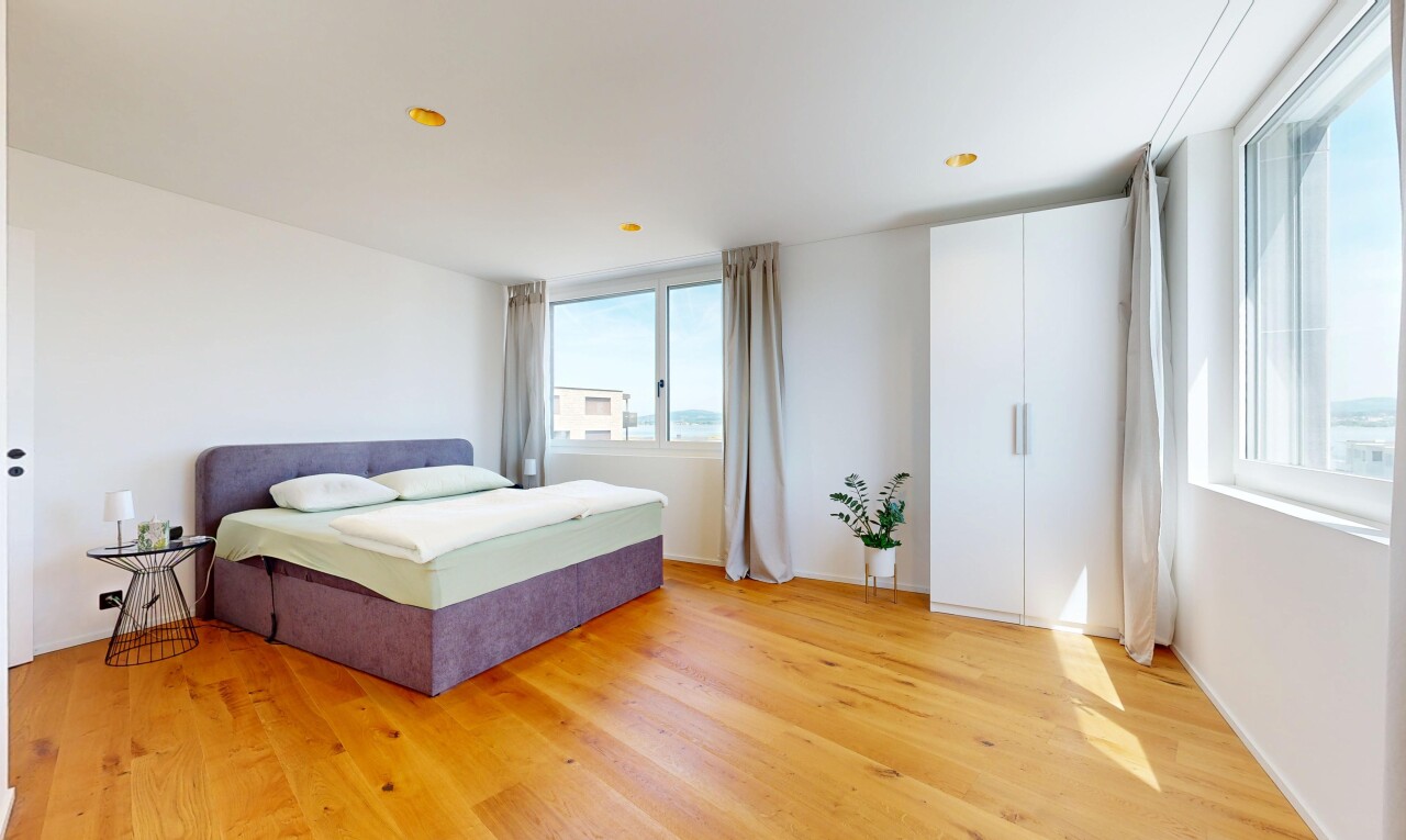 zimmer / schlafzimmer mit day time, inside property, drywall, gipskartonwand, und wood finish floor