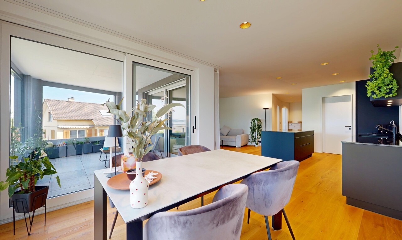 esszimmer mit holzfußboden, wood finish floor, inside property, natürliches licht, und natural light