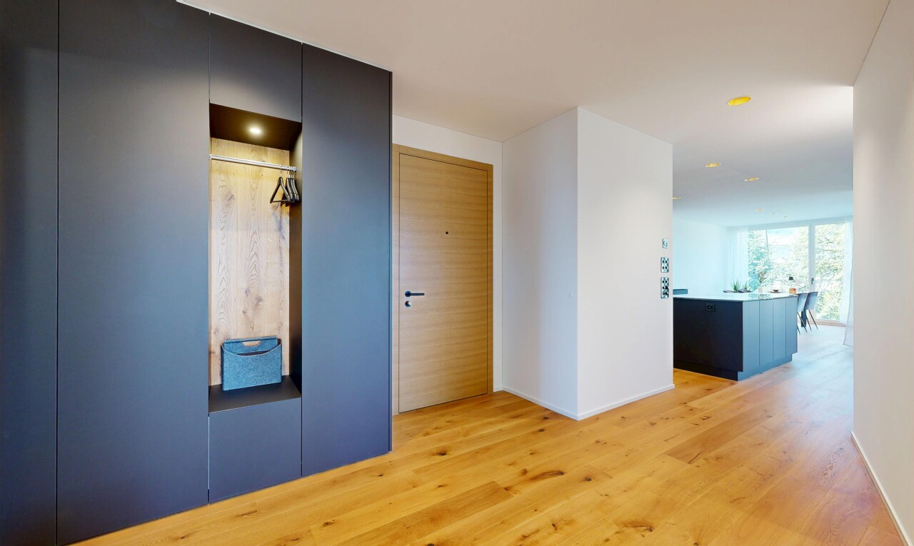 leerer raum mit wood finish floor, holzfußboden, inside property, light floor, und drywall