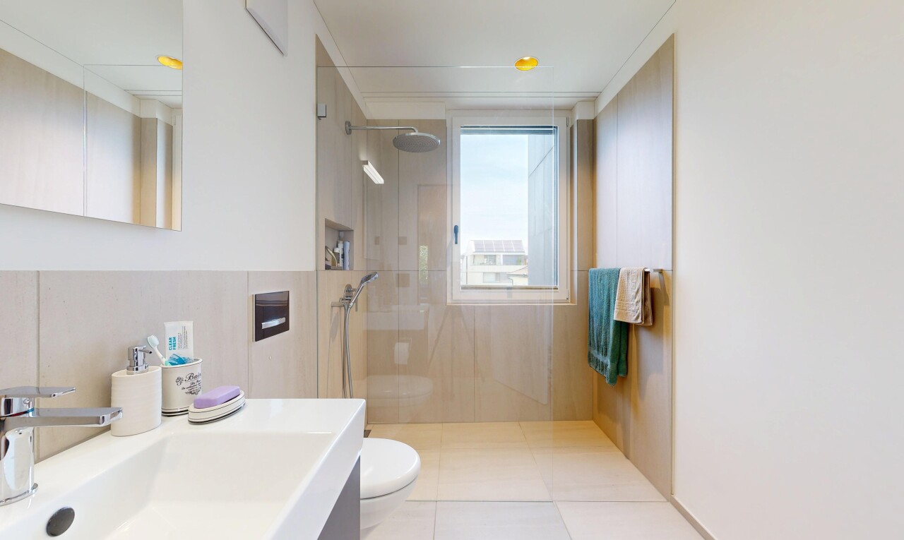 bad mit spiegel, dusche, komplettes badezimmer, toilette, und schminktisch