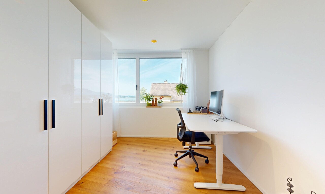 büro mit natural light, natürliches licht, wood finish floor, holzfußboden, und bürobereich