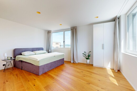 zimmer / schlafzimmer mit day time, inside property, drywall, gipskartonwand, und wood finish floor