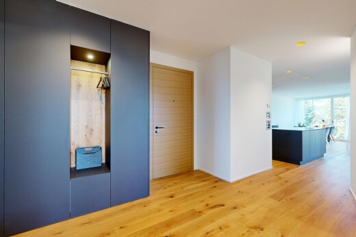 leerer raum mit wood finish floor, holzfußboden, inside property, light floor, und drywall