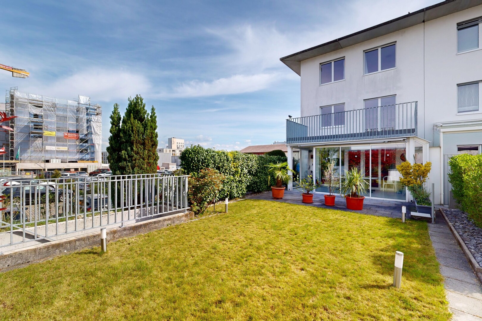 garten mit rasen, day time, und balkon