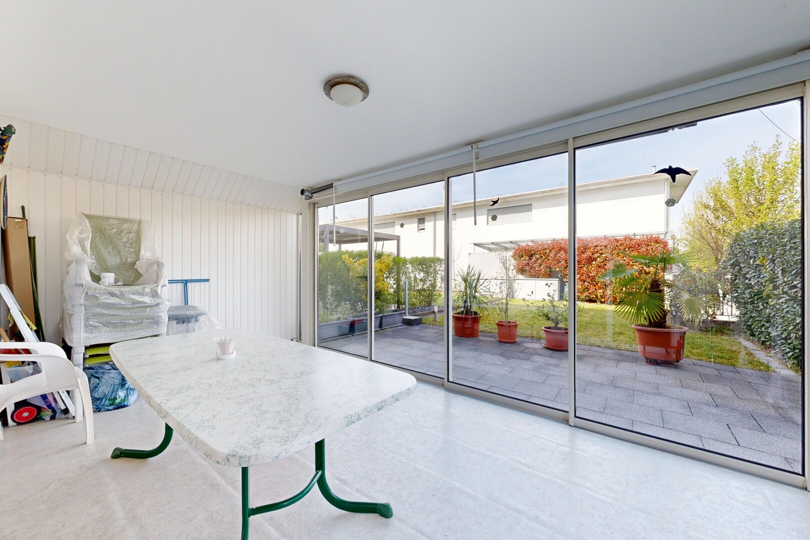 terrasse mit wintergarten, property visible, und day time