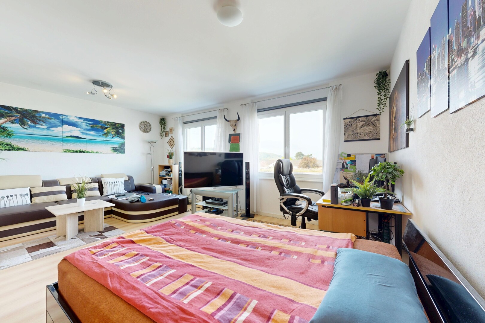 zimmer / schlafzimmer mit fernseher, natural light, natürliches licht, inside property, und wood finish floor