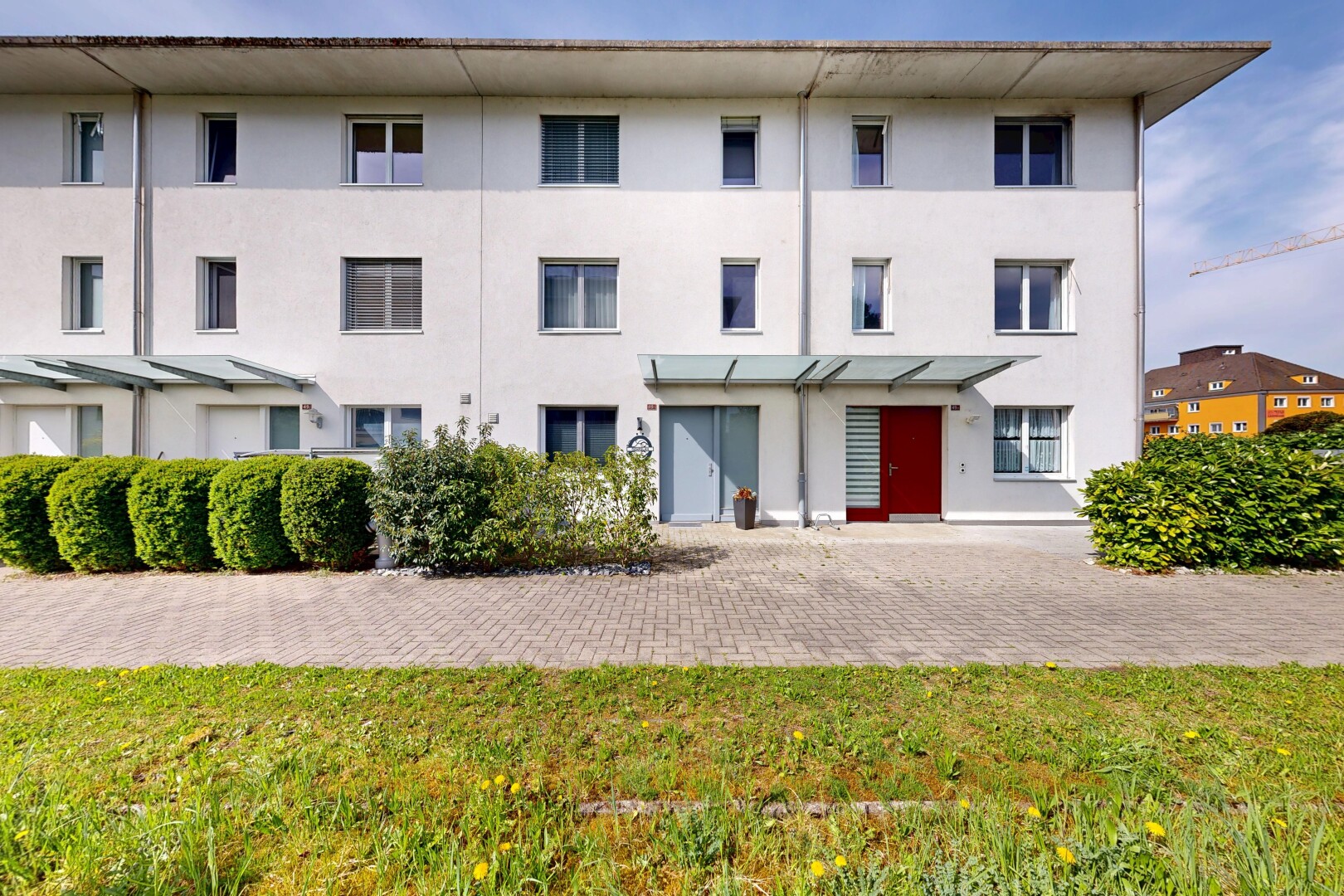 außenansicht mit from community und day time