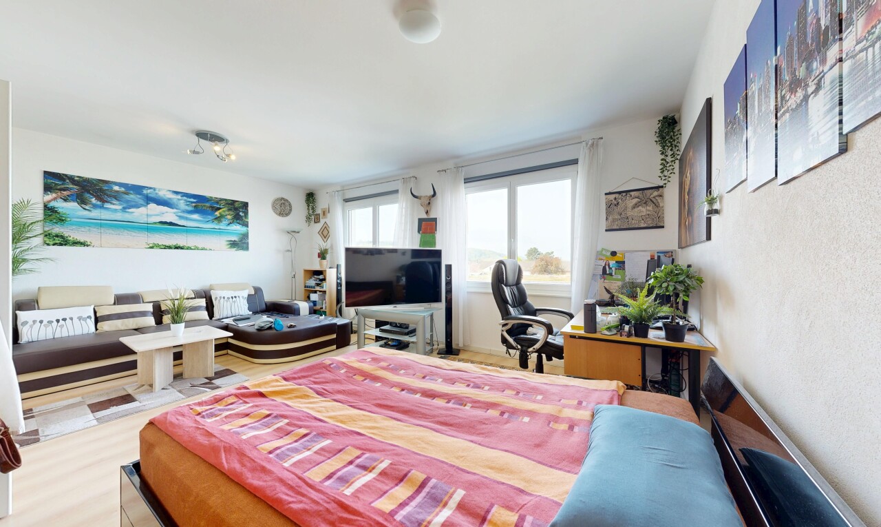 zimmer / schlafzimmer mit fernseher, natural light, natürliches licht, inside property, und wood finish floor