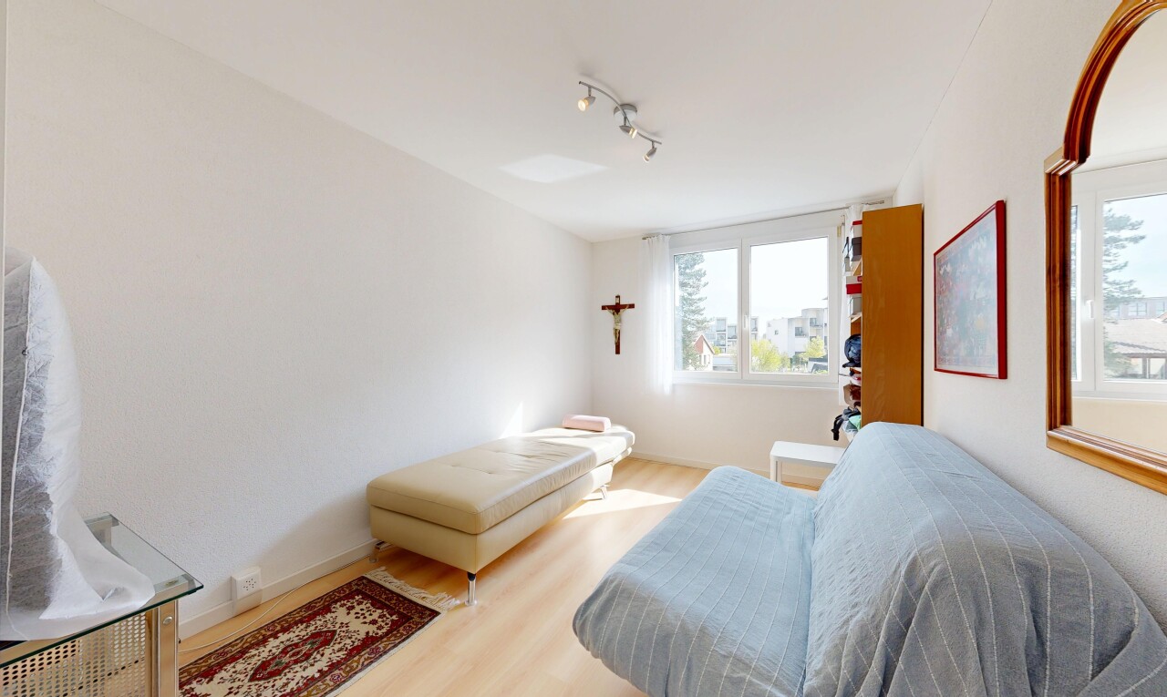 wohnzimmer mit drywall, gipskartonwand, wood finish floor, holzfußboden, und inside property