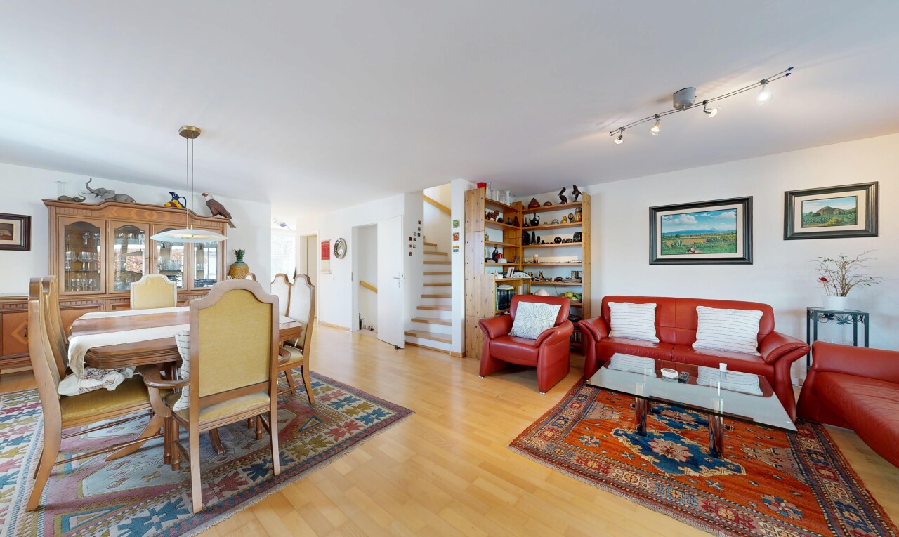 wohn- / esszimmer mit treppen, inside property, holzfußboden, wood finish floor, und gipskartonwand