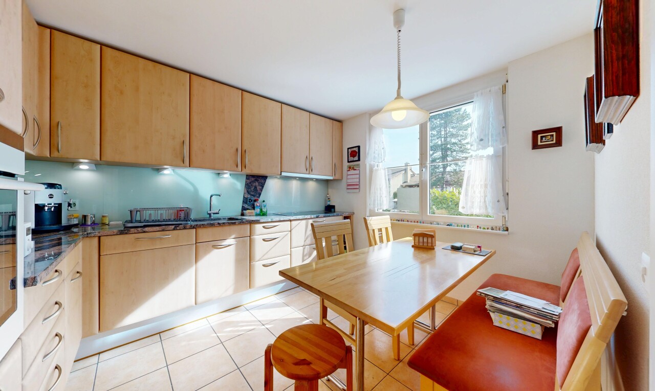 küche mit dark countertops, light floor, hellbraune schränke, light brown cabinets, und inside property