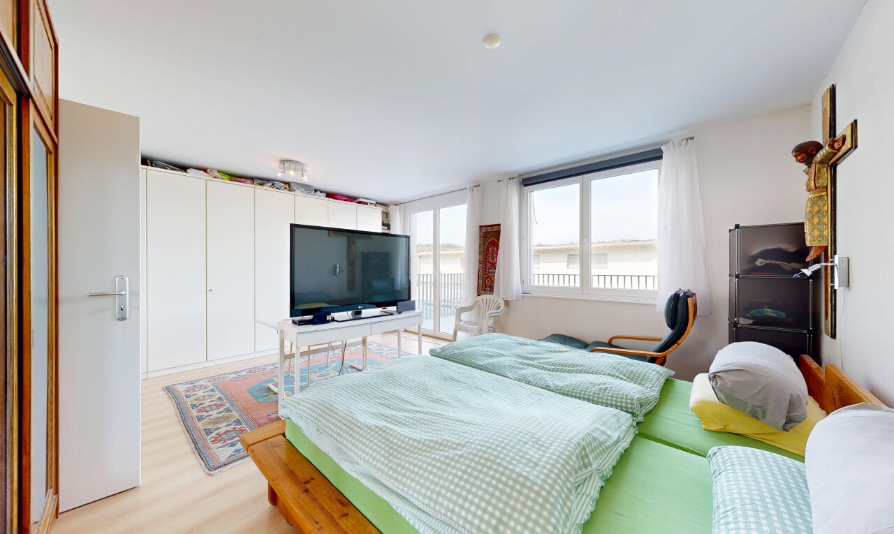 zimmer / schlafzimmer mit fernseher, inside property, natural light, natürliches licht, und wood finish floor